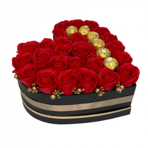 Aranjament floral Serenity Red, cutie inima cu trandafiri de sapun si bomboane Ferrero Rocher