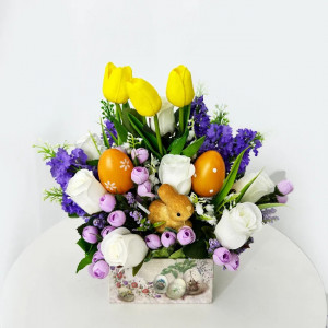 Aranjament handmade Happy Eggs, cu plante artizanale, lalele, trandafiri, liliac, oua si iepuras, cu tematica Pascala, Galben