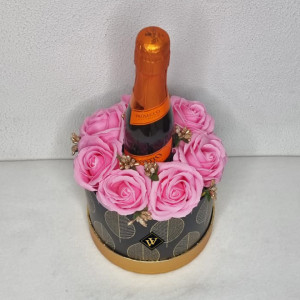 Cadou Golden Pink Gift Aranjament floral in cutie rotunda silver cu trandafiri de sapun si Prosecco - Img 3