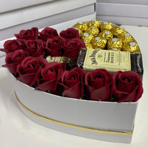 Cadou Sweet Honey cutie inima alba cu trandafiri de sapun, Jack Daniel's si praline Ferrero Rocher - Img 6