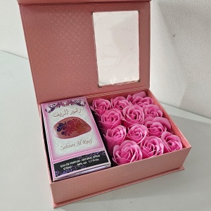 Set cadou Charmora Apa de Parfum cu Ard al Zaafaran Zahoor al Reef, si Cutie cu trandafiri