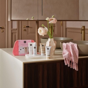 Set cadou Rituals The Ritual of Sakura Gel de dus spumant 50 ml, Crema de corp 70 ml, sampon 70 ml, balsam, 70 ml