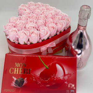 Set pentru femei, Cutie inima cu 31 trandafiri de sapun, Spumant Bottega Rose Gold, praline de ciocolata Mon Cheri - Img 2