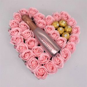 Aranjament floral Opulence, cutie inima cu trandafiri de sapun roz si Prosecco Bottega Gold si praline Ferrero Rocher