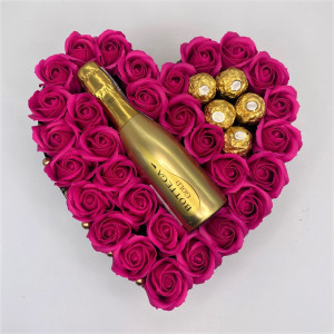 Aranjament floral Opulence, cutie inima cu trandafiri de sapun fuchsia si Prosecco Bottega Gold si praline Ferrero Rocher