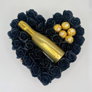 Aranjament floral Opulence, cutie inima cu trandafiri de sapun negri si Prosecco Bottega Gold si praline Ferrero Rocher - Img 3