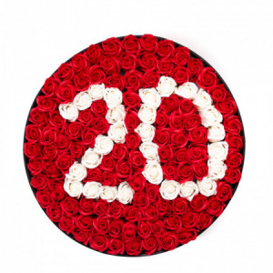 Aranjament floral personalizat cu numere, cutie rotunda neagra cu 75 trandafiri de sapun - Img 4
