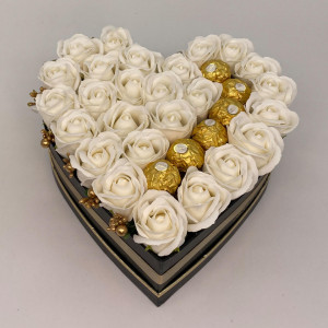 Aranjament floral Serenity Red, cutie inima cu trandafiri de sapun si bomboane Ferrero Rocher