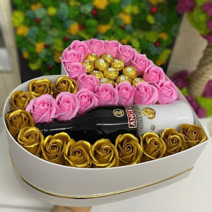 Cadou cutie inima alba cu trandafiri de sapun, Angelli si praline Ferrero Rocher, roz