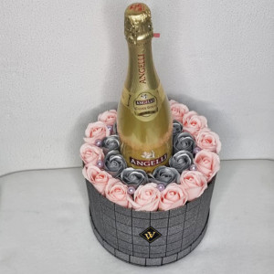 Cadou Silver Gift Aranjament floral in cutie rotunda cu trandafiri de sapun si spumant Angelli Cuvee Gold - Img 2