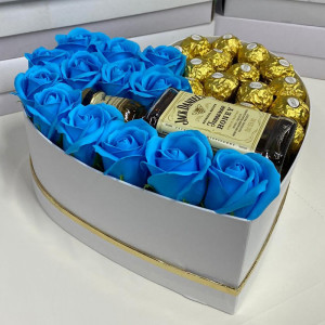 Cadou Sweet Honey cutie inima alba cu trandafiri de sapun, Jack Daniel's si praline Ferrero Rocher - Img 7