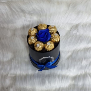Cutie cadou Sweet Flower cu trandafir de sapun si praline Ferrero Rocher, albastru