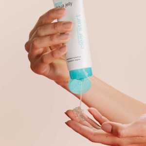 Gel racoritor cu acid hialuronic Dermalogica Clear Start, pentru fata si gat, zi si noapte, 59 ml