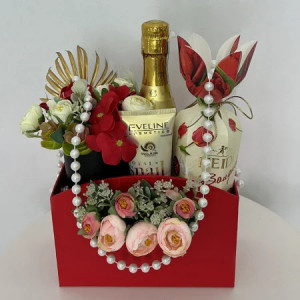 Pachet GiftDay, Masca-crema de maini Eveline 100ml, Aranjament floral, Spumant Bottega Gold 200ml si Praline Heidi in cutie tip geanta