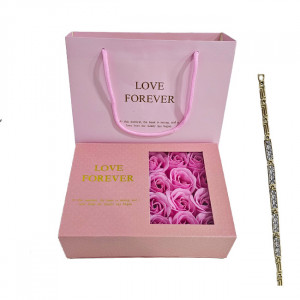 Set cadou Cutie Love Forever roz, trandafiri rosii din sapun si bratara 