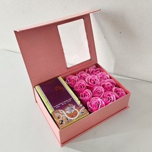 Set cadou Givelle Apa de Parfum Ard al Zaafaran Ameerat al Arab, 50 ml si Cutie cu trandafiri