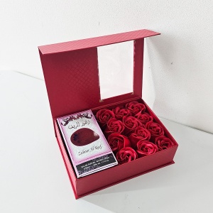 Set cadou Luxeo Apa de Parfum cu Ard al Zaafaran Zahoor al Reef, si Cutie cu trandafiri