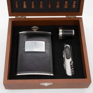 Set cadou pentru barbati VLV, cutie si piese pentru sah, tirbuson, sticla pentru bautura si pahar imbracat in piele ecologica, negru, 20x18x6cm - Img 2
