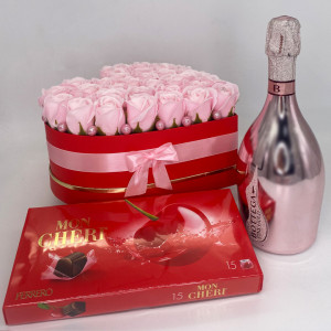 Set pentru femei, Cutie inima cu 31 trandafiri de sapun, Spumant Bottega Rose Gold, praline de ciocolata Mon Cheri - Img 3