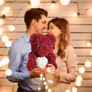 Ursulet floral bordo din trandafiri 40 cm, decorat manual, in cutie cadou - Img 2