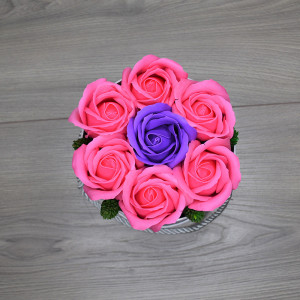 Aranjament floral Glamour Flower cutie rotunda cu 7 trandafiri sapun - Img 4