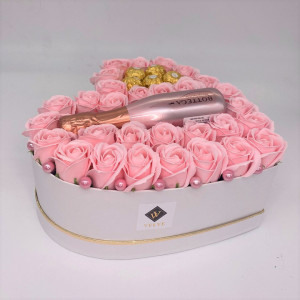 Aranjament floral Opulence, cutie inima cu trandafiri de sapun roz si Prosecco Bottega Gold si praline Ferrero Rocher