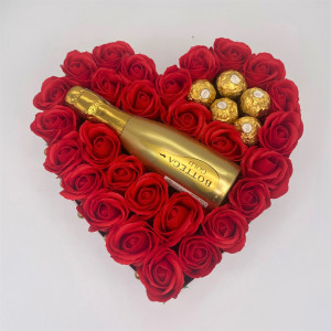 Aranjament floral Opulence, cutie inima cu trandafiri de sapun rosu deschis si Prosecco Bottega Gold si praline Ferrero Rocher