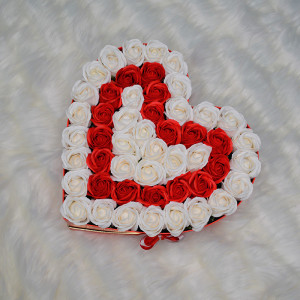Aranjament floral Passion Love cutie inima cu 47 trandafiri sapun - Img 2