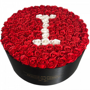 Aranjament floral personalizat cu litera cutie rotunda neagra cu 125 trandafiri de sapun - Img 3