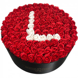 Aranjament floral personalizat cu litera I in cutie rotunda neagra cu 135 trandafiri de sapun - Img 2