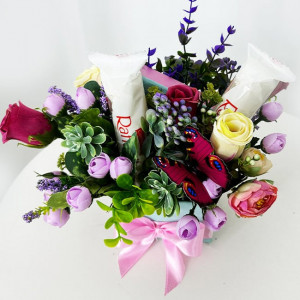 Aranjament floral Princess, cu flori si plante artizanale, trandafiri, eucalipt, fluturas si praline Raffaello