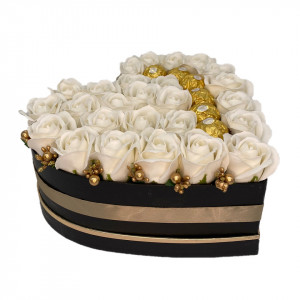Aranjament floral Serenity Red, cutie inima cu trandafiri de sapun si 6 bomboane Ferrero Rocher