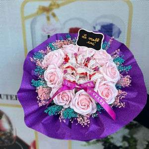 Buchet cadou Delice, cu pancarta si text "La multi ani!" cu 8 praline Raffaello, 9 trandafiri de sapun, broom natural criogenat