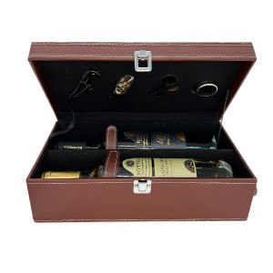 Caseta eleganta din piele ecologica pentru doua sticle, cu maner, vin alb Bottega Sauvignov, vin rosu Bottega Cabernet Sauvignon si set 4 accesorii pentru vin