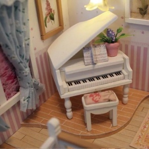 Casuta DIY de construit – camera decorativa in miniatura cu pian si mobilier detaliat