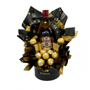 Cosulet cadou Delice pentru barbati, cu pancarta si text "La Multi Ani!" Chivas Regal 12 YO, 9 praline Ferrero si 12 ciocolatele Merci