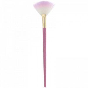 Pensula machiaj pentru aplicarea iluminatorului Real Techniques Brush Crush 304 Fan Highlight Limited Edition