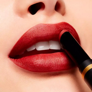 Ruj de buze MAC Powder Kiss Velvet Blur Slim Stick, 	876 Nice Spice