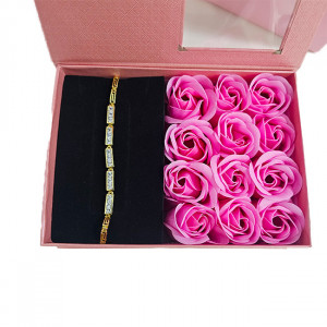 Set cadou Cutie Love Forever roz, trandafiri rosii din sapun si bratara fashion