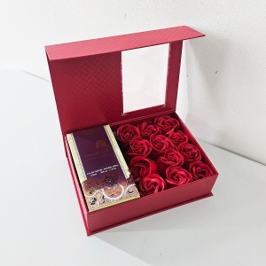Set cadou Giftoria Apa de Parfum Ard al Zaafaran Ameerat al Arab, 50 ml si  Cutie cu trandafiri