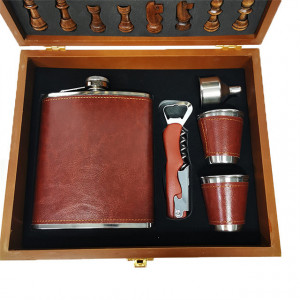Set cadou pentru barbati VLV, cutie si piese pentru sah, tirbuson, sticla pentru bautura si pahare imbracate in piele ecologica, maro, 26x22x8cm