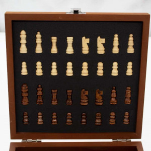Set cadou pentru barbati VLV, cutie si piese pentru sah, tirbuson, sticla pentru bautura si pahar imbracat in piele ecologica, negru, 20x18x6cm - Img 3
