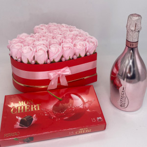 Set pentru femei, Cutie inima cu 31 trandafiri de sapun, Spumant Bottega Rose Gold, praline de ciocolata Mon Cheri - Img 4