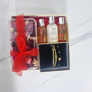 Set Roses Symphony,  Set 3 bratari din otel inoxidabil, onix si zirconiu, Gel de Dus Molton Brown Vetiver & Grapefruit Bath,  2 x Lotiune de corp Molton Brown Vetiver & Grapefruit, Flori Uscate si Parfumate