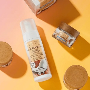 Spuma delicata de curatare cu cocos bio, pentru toate tipurile de ten, Eveline Cosmetics Rich Coconut, 150 ml