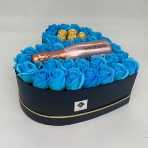 Aranjament floral Opulence, cutie inima cu trandafiri de sapun bleu si Prosecco Bottega Gold si praline Ferrero Rocher
