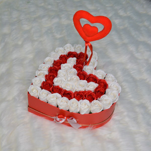 Aranjament floral Passion Love cutie inima cu 47 trandafiri sapun - Img 3