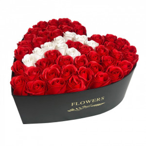Aranjament floral personalizat cu litera cutie inima neagra cu 49 trandafiri de sapun - Img 3