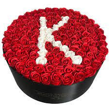 Aranjament floral personalizat cu litera I in cutie rotunda neagra cu 135 trandafiri de sapun - Img 3