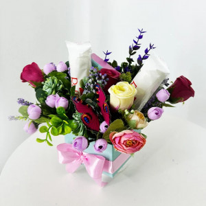 Aranjament floral Princess, cu flori si plante artizanale, trandafiri, eucalipt, fluturas si praline Raffaello
